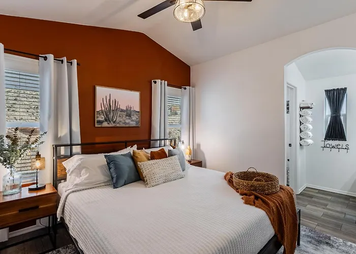 Desert Escape Close Trails & River Holiday home